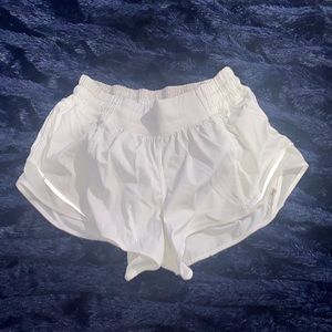 Lulu lemon hotty hot 2.5” white shorts